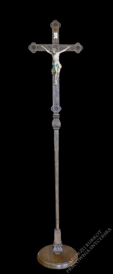 Krzyże i krucyfiksy: Krzyże procesyjne z drewna